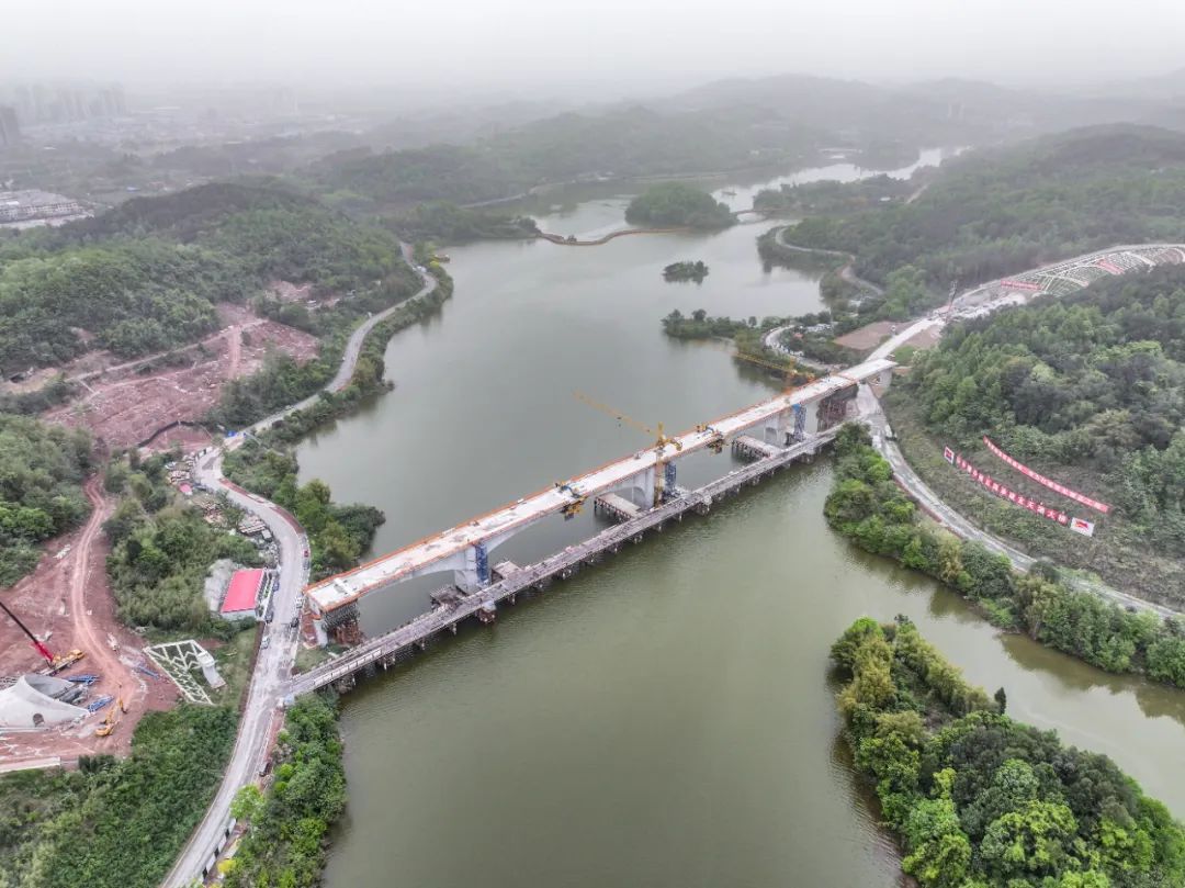 顺利合龙!成渝中线高铁施工再进一步 顺利合龙!成渝中线高铁施工再进一步