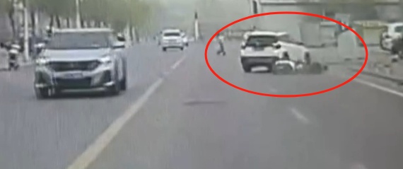 银川一小伙骑车摔倒卷入车底,十几人一起冲上前… 银川一小伙骑车摔倒卷入车底,十几人一起冲上前…