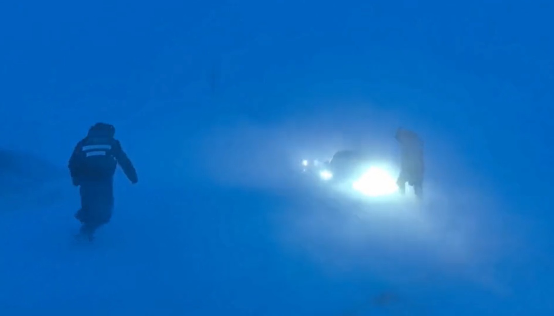 13级狂风中,体重82公斤的民警被掀翻3次!但他们仍冲向受困车辆…… 13级狂风中,体重82公斤的民警被掀翻3次!但他们仍冲向受困车辆……