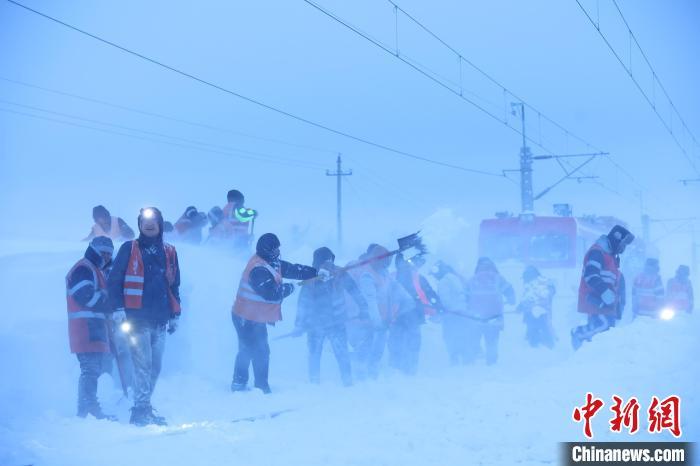 黑龙江：千人迎战强降雪 最北铁路运输平稳有序