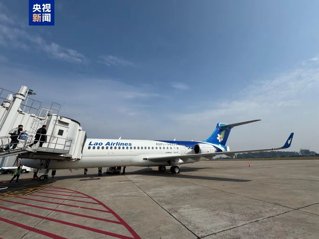 商业首航!客机由中国交付 商业首航!客机由中国交付