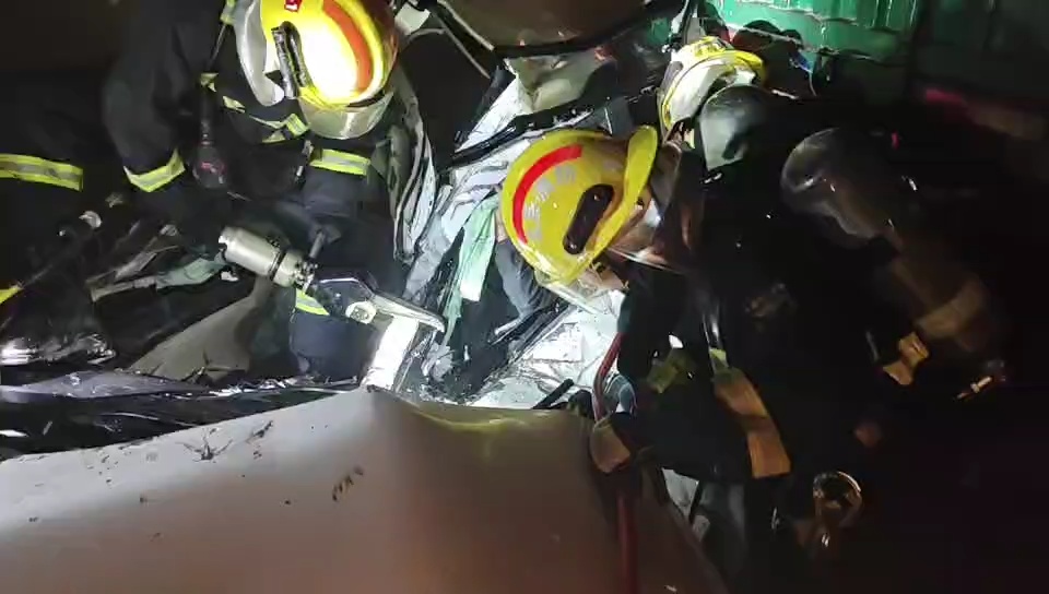 北京：交通事故一人被困 昌平消防快速营救
