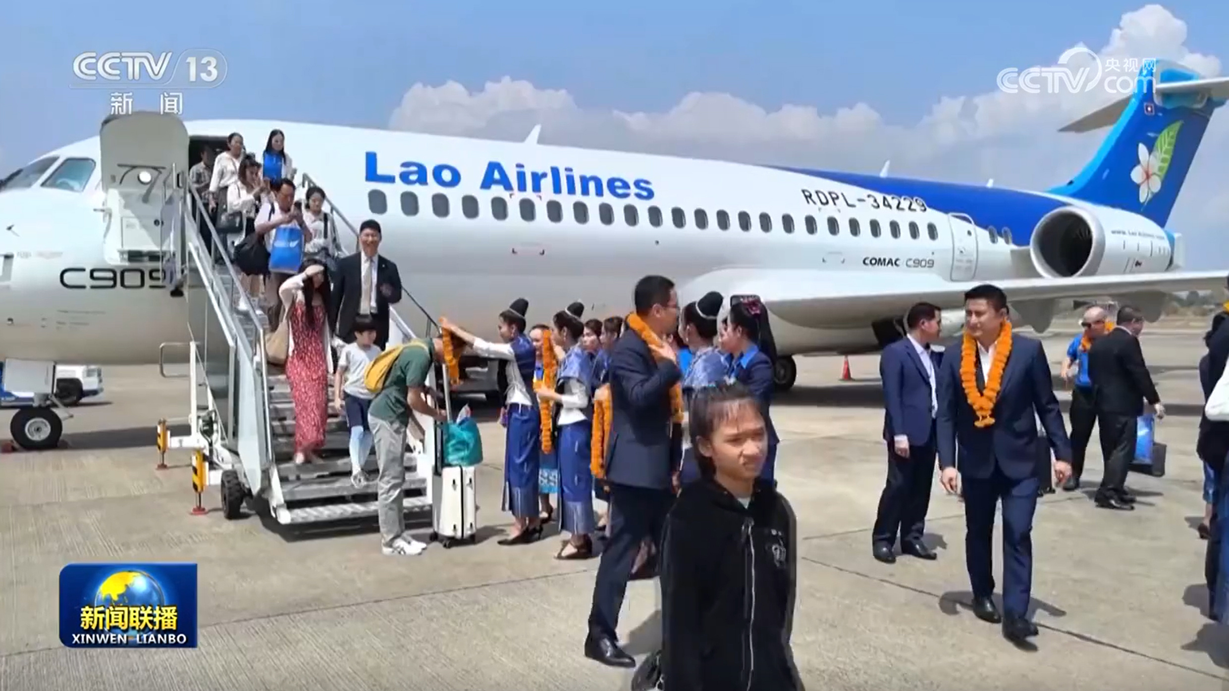 国产飞机老挝首航 国内外航线持续增多 国产飞机老挝首航 国内外航线持续增多