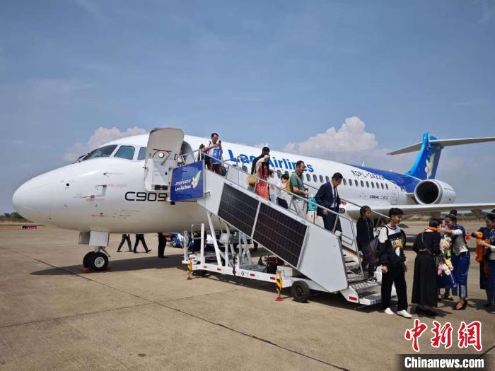 中国C909飞机圆满完成老挝首次商业飞行