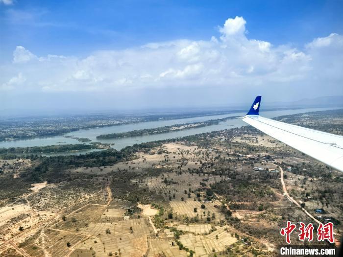 中国C909飞机圆满完成老挝首次商业飞行