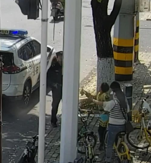 “我在马路边捡到1万块！”卢晨鑫、卢晨希，拾金不昧好少年！