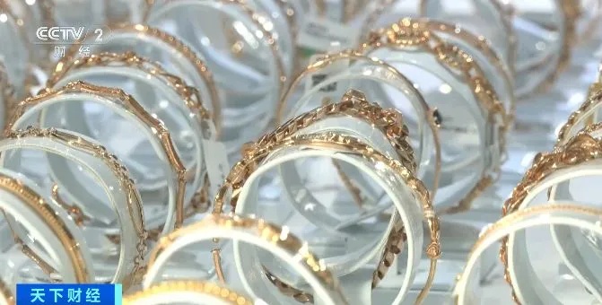 数百人排长队抢购!这里,金条卖爆了 数百人排长队抢购!这里,金条卖爆了