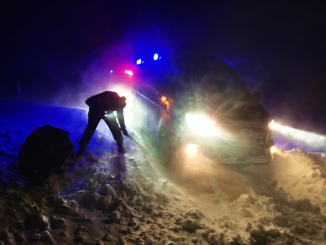 13级狂风中,体重82公斤的民警被掀翻3次!但他们仍冲向受困车辆…… 13级狂风中,体重82公斤的民警被掀翻3次!但他们仍冲向受困车辆……