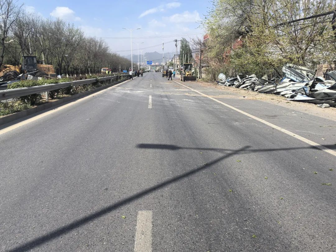 北京13个区出现10级以上阵风！倒了400多棵树，还有车辆被砸，厂房屋顶被吹翻