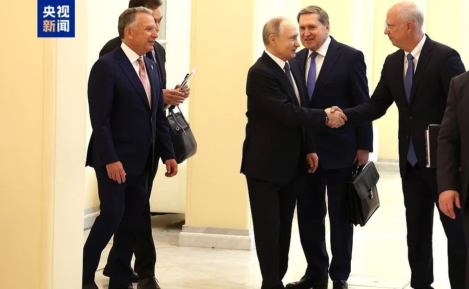 普京与美国中东问题特使微笑握手,会谈现场画面→ 普京与美国中东问题特使微笑握手,会谈现场画面→