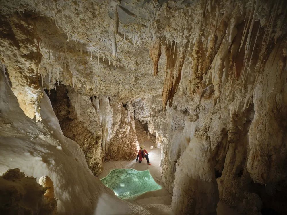 罕见!“地下水晶宫”被发现 罕见!“地下水晶宫”被发现