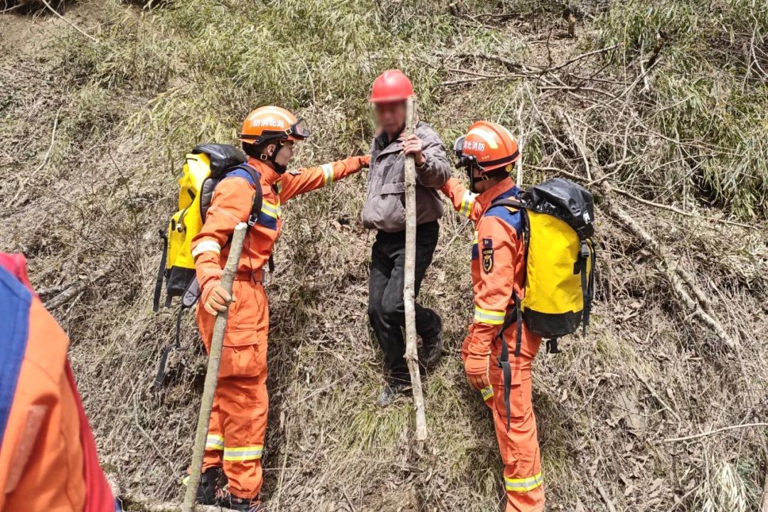 “一下子就冲了过来!”几百斤母熊带两崽围困4名工人约3小时 “一下子就冲了过来!”几百斤母熊带两崽围困4名工人约3小时