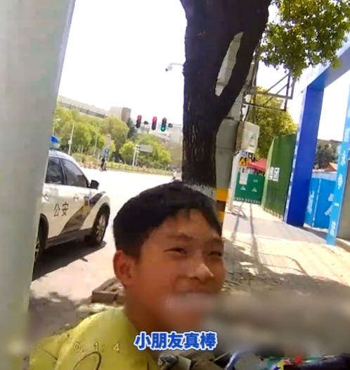 “我在马路边捡到1万块！”卢晨鑫、卢晨希，拾金不昧好少年！