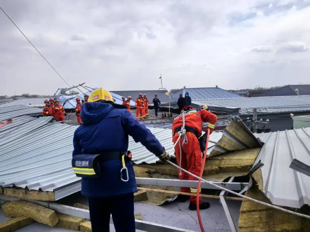 大风天气 北京昌平消防紧急处置高空坠物警情 大风天气 北京昌平消防紧急处置高空坠物警情