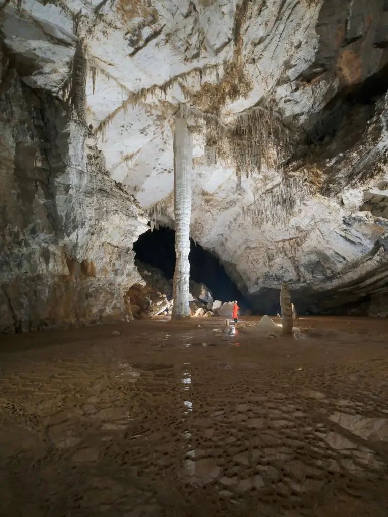 意外发现!4.8亿年绝美"地下水晶宫"! 意外发现!4.8亿年绝美"地下水晶宫"!