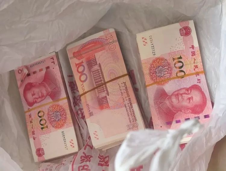 新买的烧水壶里装了3万块?拦截! 新买的烧水壶里装了3万块?拦截!