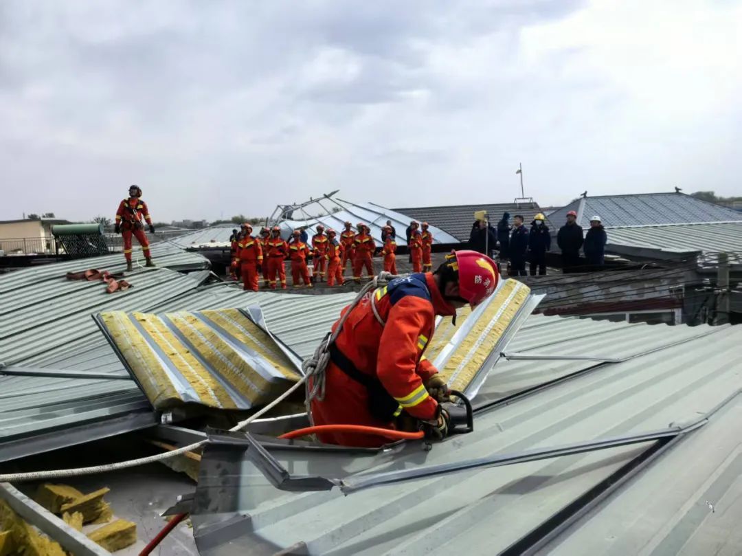 大风天气 北京昌平消防紧急处置高空坠物警情 大风天气 北京昌平消防紧急处置高空坠物警情