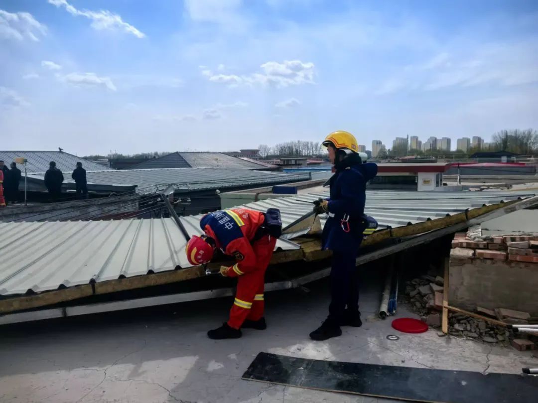 大风天气 北京昌平消防紧急处置高空坠物警情 大风天气 北京昌平消防紧急处置高空坠物警情