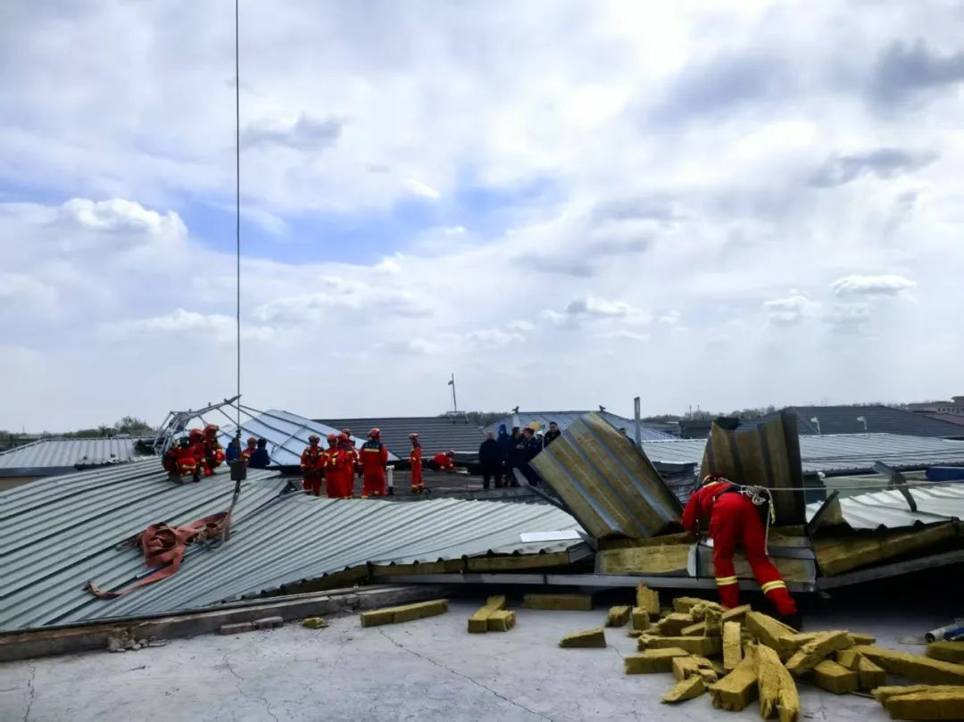 大风天气 北京昌平消防紧急处置高空坠物警情 大风天气 北京昌平消防紧急处置高空坠物警情