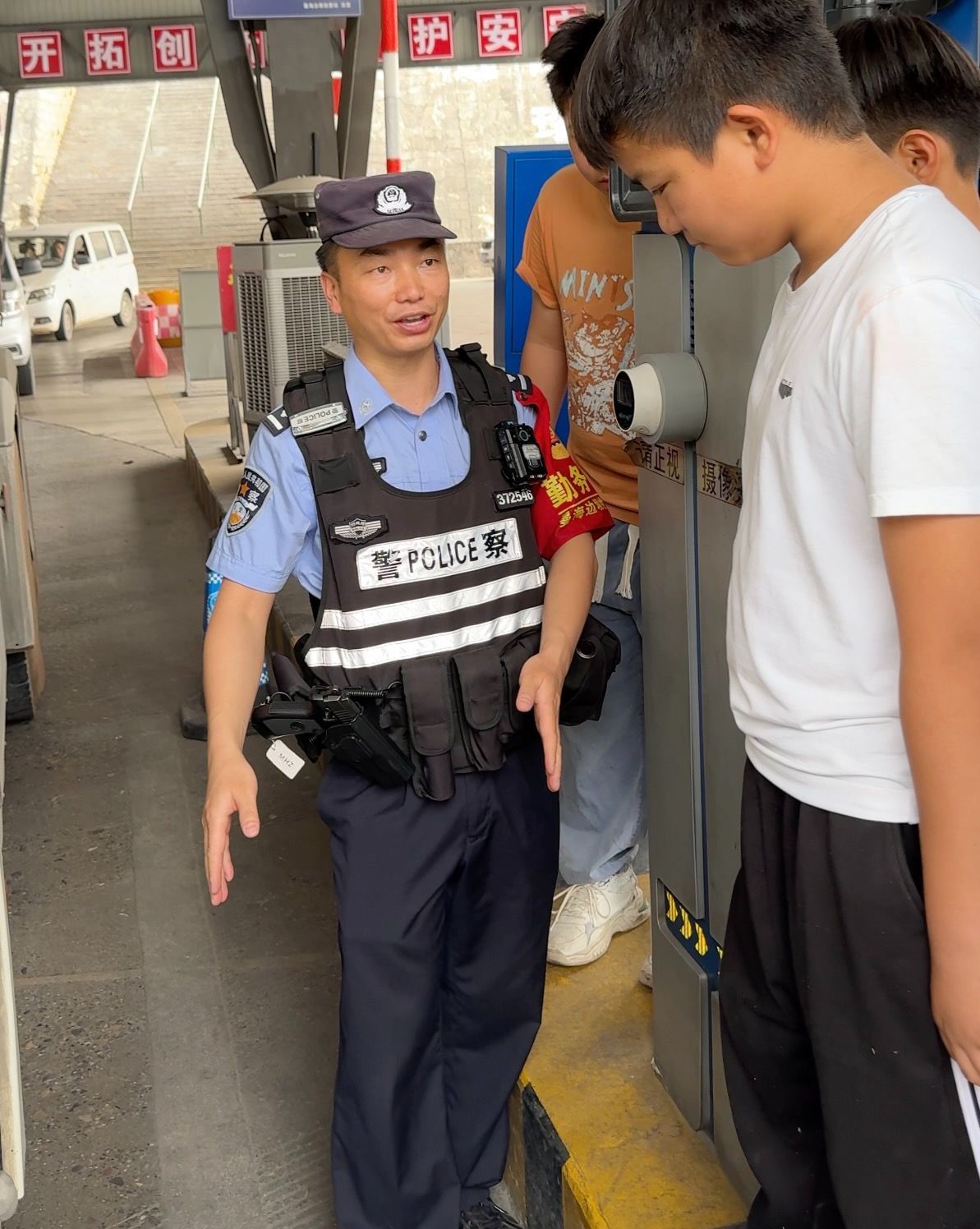 “叔叔,我想和你们一起上班”,民警:安排! “叔叔,我想和你们一起上班”,民警:安排!