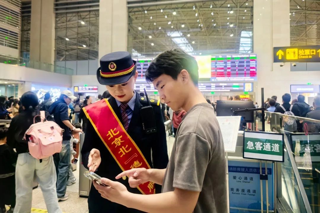 【提示】强风袭来,动车组需要限速或停运吗?如何确保运输安全?一起来看→ 【提示】强风袭来,动车组需要限速或停运吗?如何确保运输安全?一起来看→