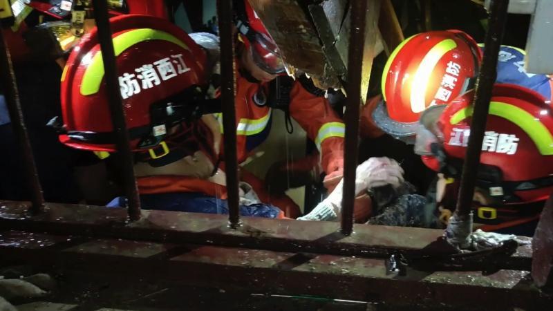 江西九江:房屋坍塌老人被困屋内 消防紧急救援 江西九江:房屋坍塌老人被困屋内 消防紧急救援