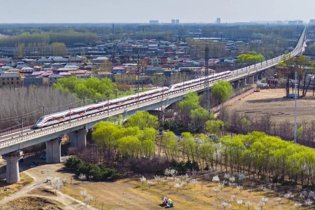 【提示】强风袭来,动车组需要限速或停运吗?如何确保运输安全?一起来看→ 【提示】强风袭来,动车组需要限速或停运吗?如何确保运输安全?一起来看→