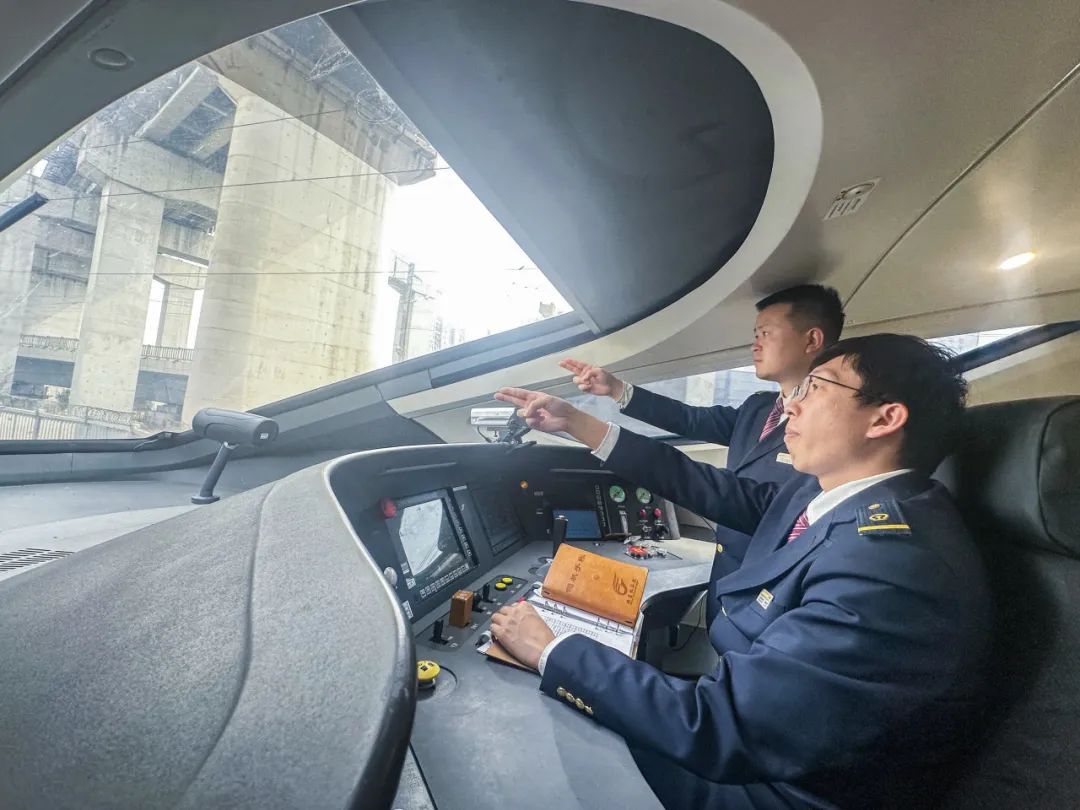 【提示】强风袭来,动车组需要限速或停运吗?如何确保运输安全?一起来看→ 【提示】强风袭来,动车组需要限速或停运吗?如何确保运输安全?一起来看→