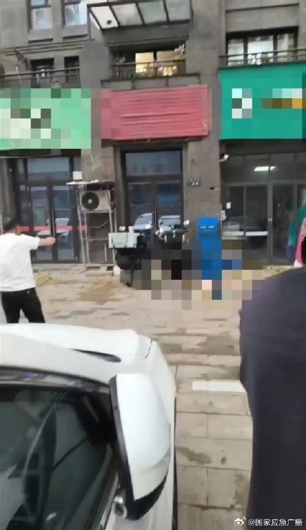 男孩从27楼坠亡 官方通报:事发时一人在家,为意外坠楼 男孩从27楼坠亡 官方通报:事发时一人在家,为意外坠楼