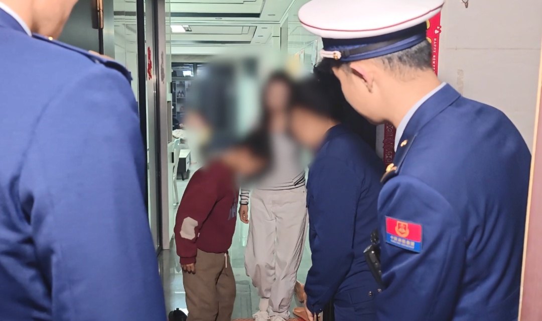 业主举报!查监控惊呆了,“放火”后TA竟“载歌载舞” 业主举报!查监控惊呆了,“放火”后TA竟“载歌载舞”