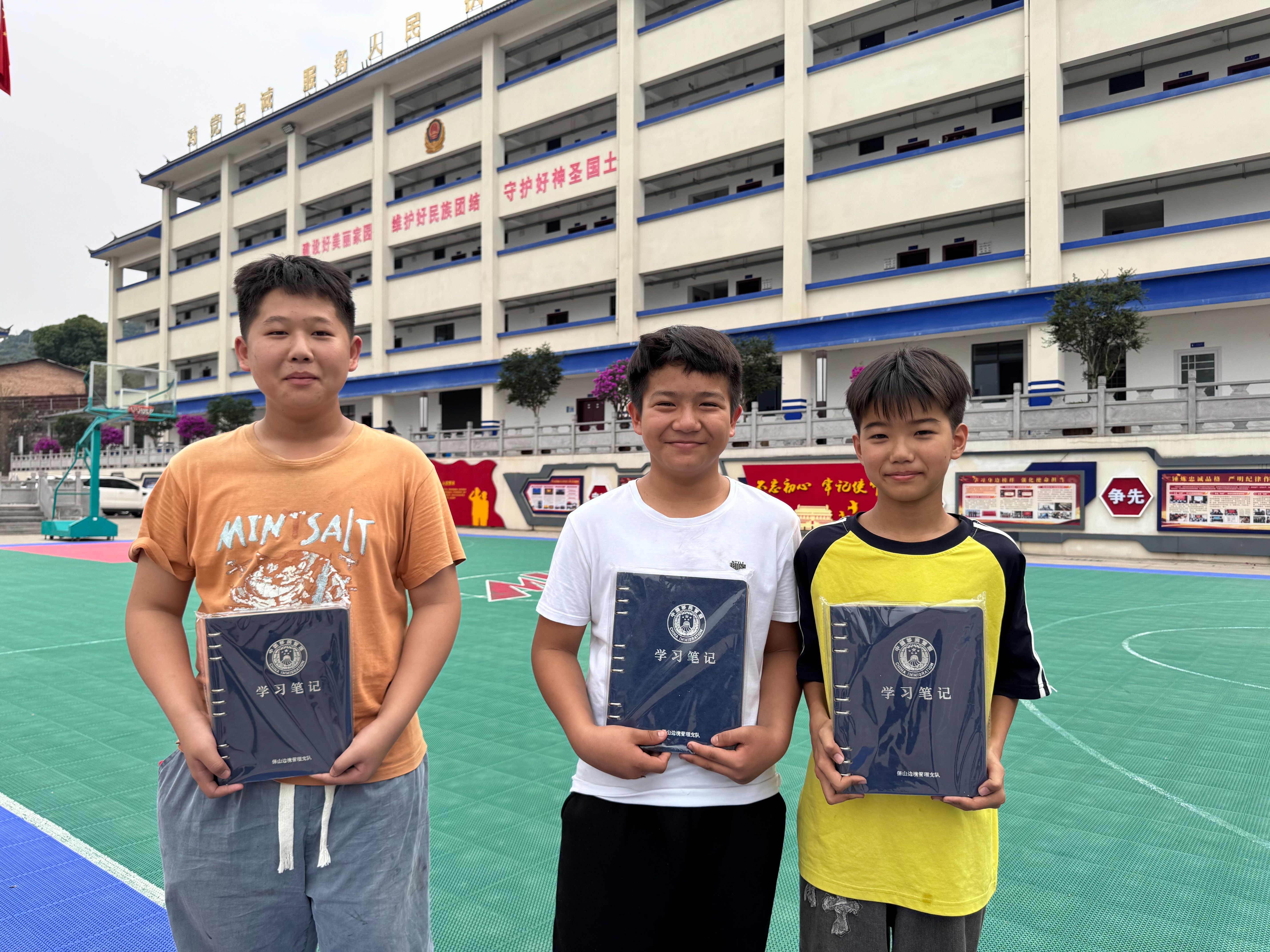 “叔叔,我想和你们一起上班”,民警:安排! “叔叔,我想和你们一起上班”,民警:安排!