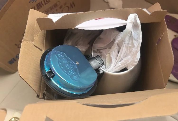 新买的烧水壶里装了3万块?拦截! 新买的烧水壶里装了3万块?拦截!