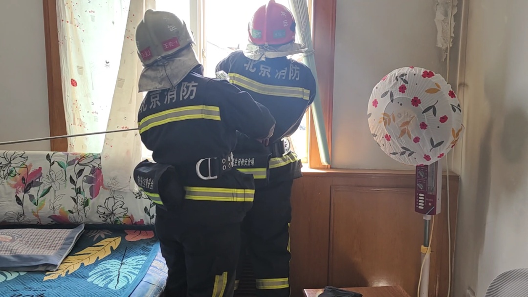北京狂风中一家住户热水器掉落！北京消防紧急处置！