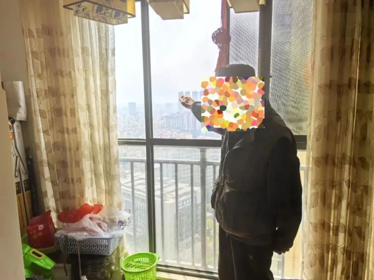 男子将豆腐脑从27楼抛下!警方:行拘6日! 男子将豆腐脑从27楼抛下!警方:行拘6日!