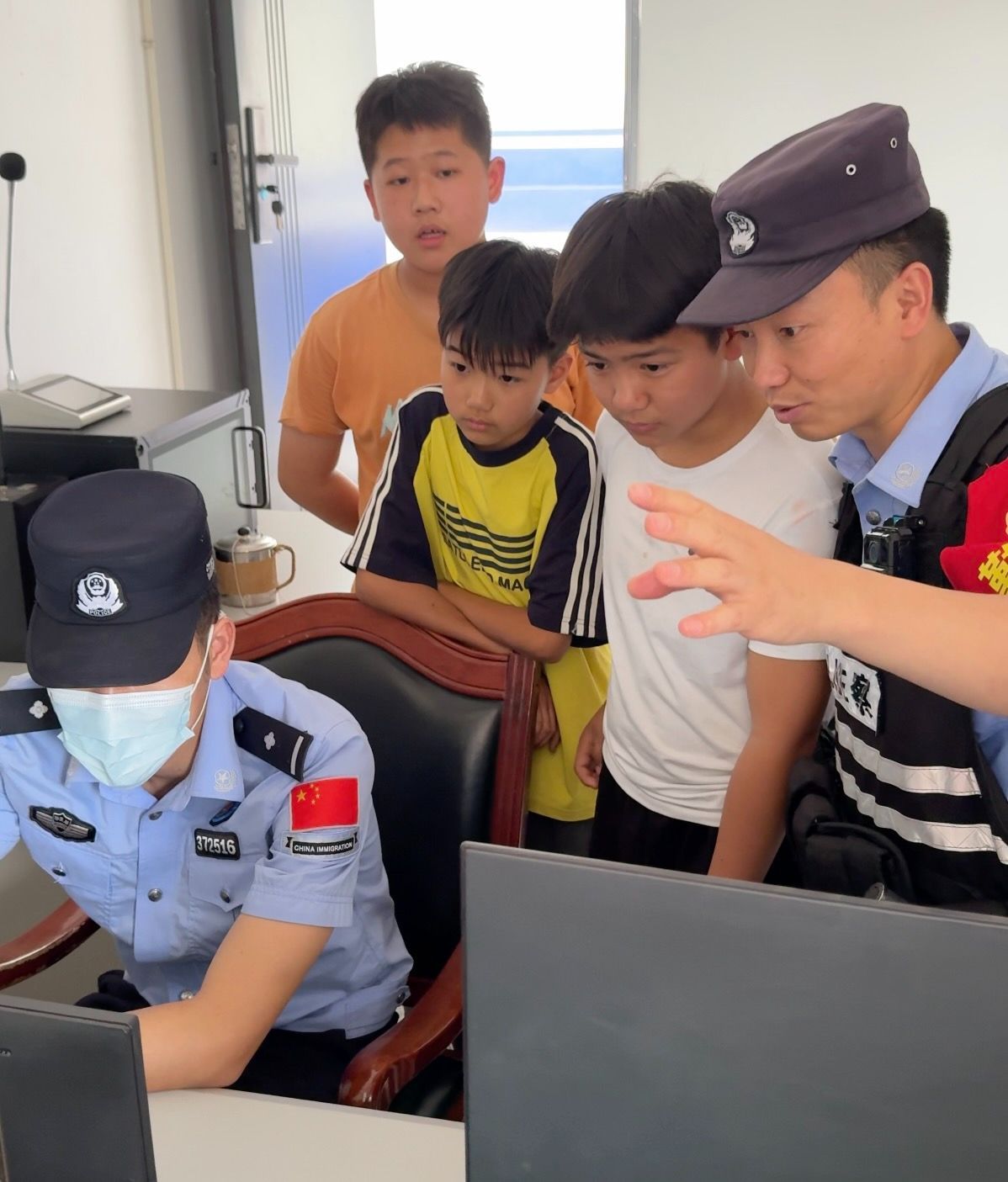 “叔叔,我想和你们一起上班”,民警:安排! “叔叔,我想和你们一起上班”,民警:安排!