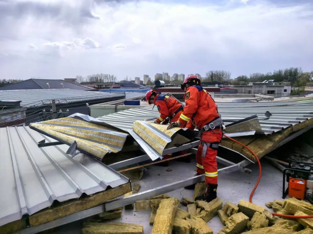 大风天气 北京昌平消防紧急处置高空坠物警情 大风天气 北京昌平消防紧急处置高空坠物警情