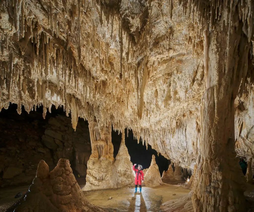 意外发现!4.8亿年绝美"地下水晶宫"! 意外发现!4.8亿年绝美"地下水晶宫"!