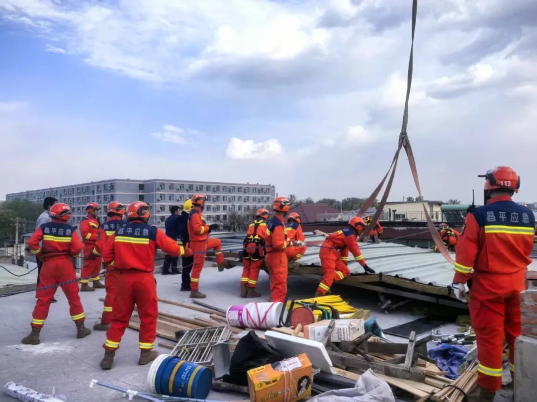 大风天气 北京昌平消防紧急处置高空坠物警情 大风天气 北京昌平消防紧急处置高空坠物警情