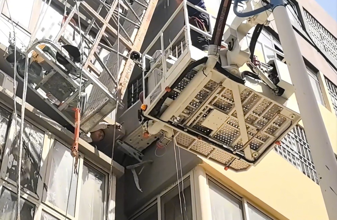 上不去?下不来?“上天下井”急坏消防员 上不去?下不来?“上天下井”急坏消防员