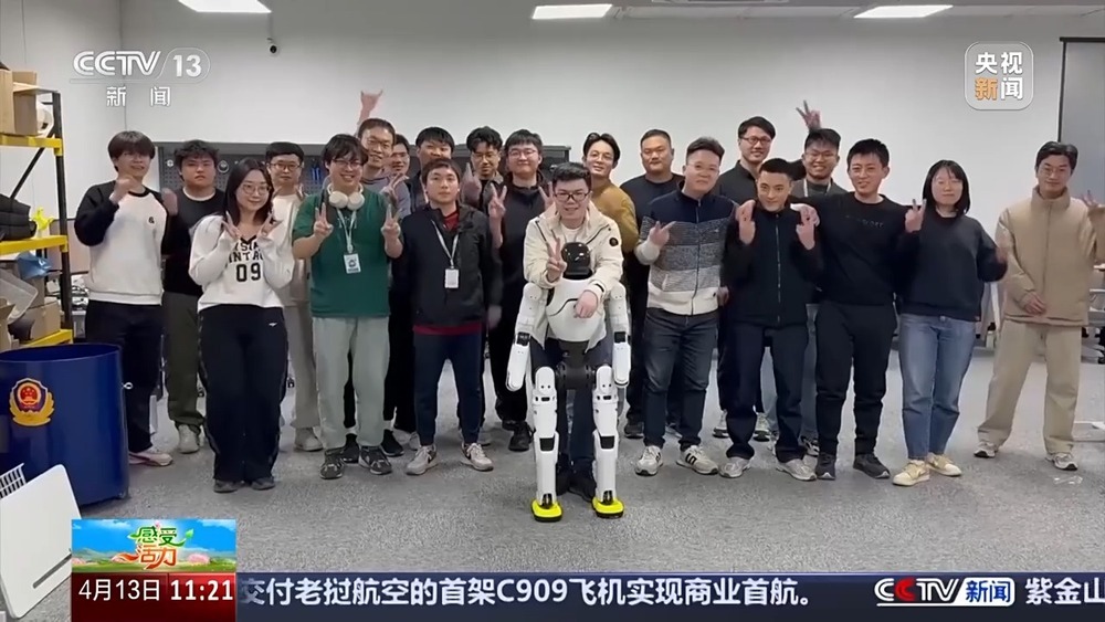 感受活力丨怎样做出一台人形机器人？这个“不一样”的团队带你感受