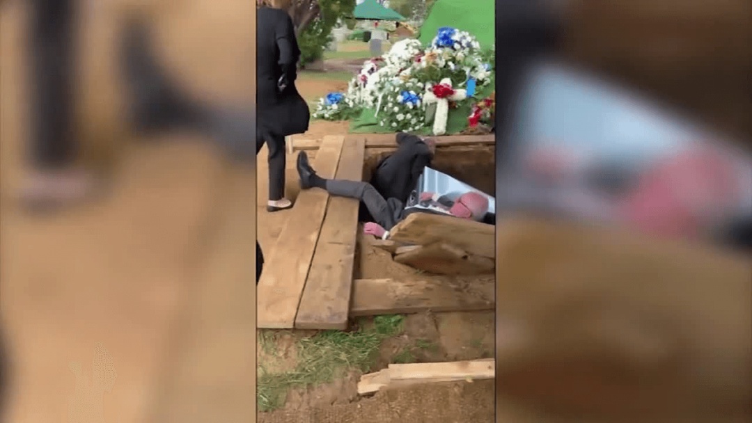 美国一墓地意外塌陷,众人摔进墓坑,死者儿子被棺材重压 美国一墓地意外塌陷,众人摔进墓坑,死者儿子被棺材重压