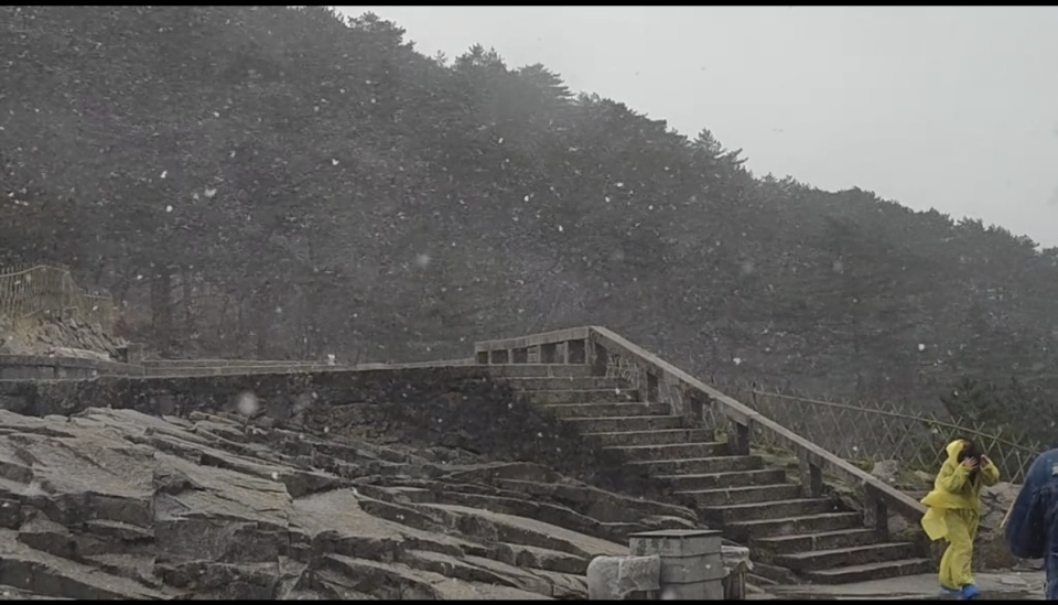 “人差点吹没了!”黄山景区风雨雪齐聚,游客风口互相搀扶,景区:短信提醒了建议改期 “人差点吹没了!”黄山景区风雨雪齐聚,游客风口互相搀扶,景区:短信提醒了建议改期