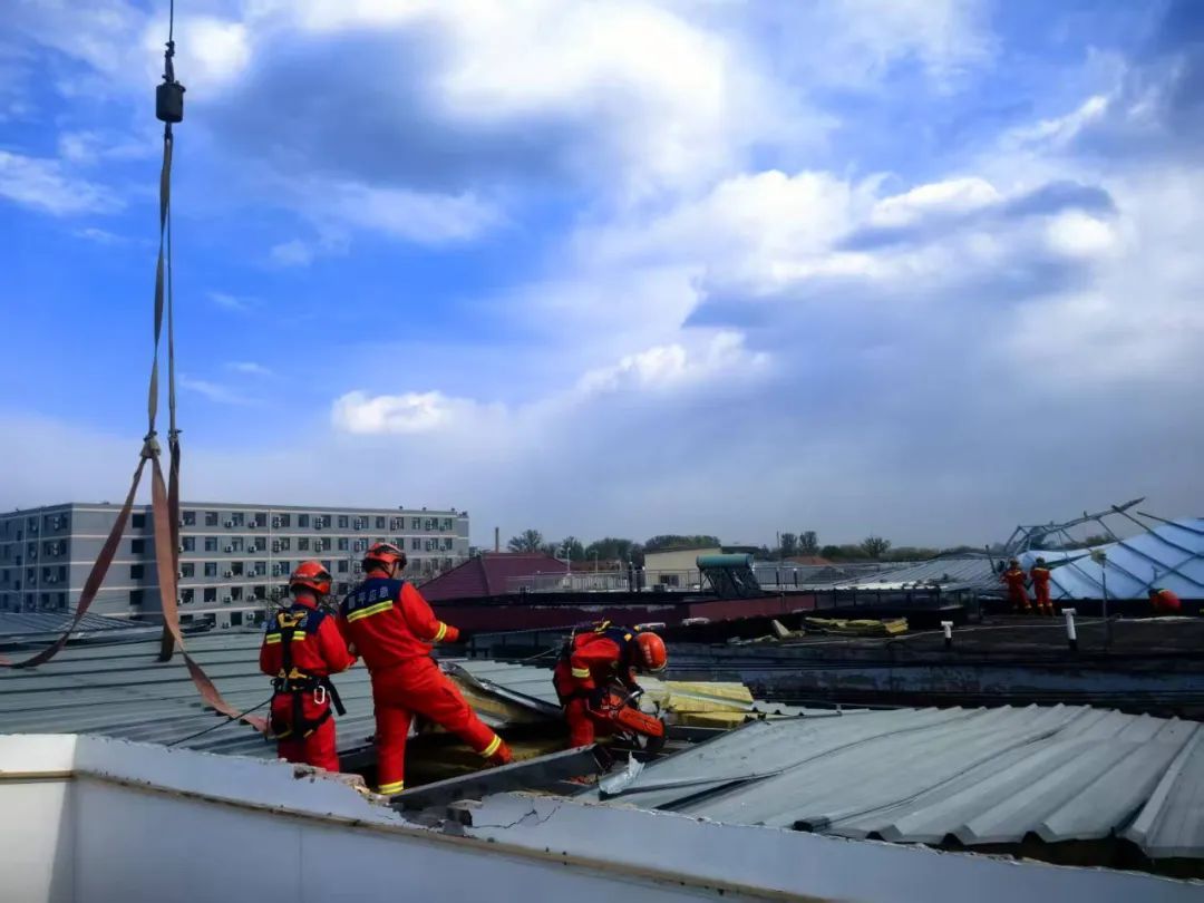 大风天气 北京昌平消防紧急处置高空坠物警情 大风天气 北京昌平消防紧急处置高空坠物警情