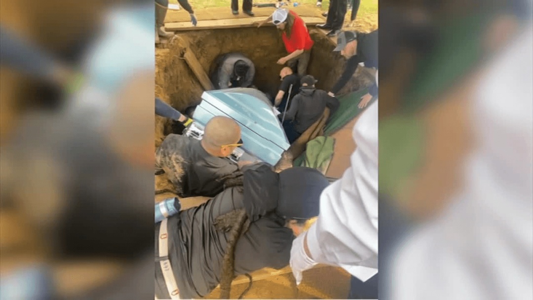 美国一墓地意外塌陷,众人摔进墓坑,死者儿子被棺材重压 美国一墓地意外塌陷,众人摔进墓坑,死者儿子被棺材重压