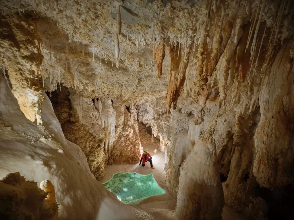 意外发现!4.8亿年绝美"地下水晶宫"! 意外发现!4.8亿年绝美"地下水晶宫"!