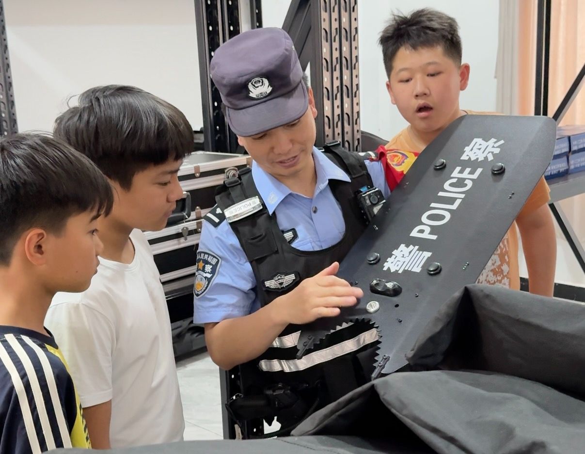 “叔叔,我想和你们一起上班”,民警:安排! “叔叔,我想和你们一起上班”,民警:安排!