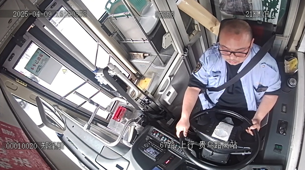 “耽误大家几分钟，我要先救人！”乘客突发身体不适，贵阳公交司机暖心送医