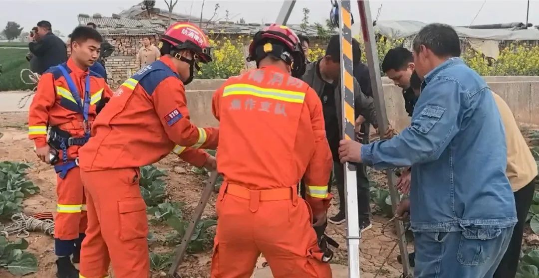 上不去?下不来?“上天下井”急坏消防员 上不去?下不来?“上天下井”急坏消防员