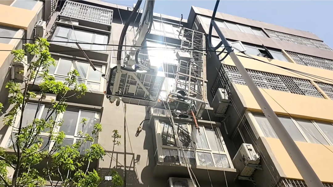 上不去?下不来?“上天下井”急坏消防员 上不去?下不来?“上天下井”急坏消防员