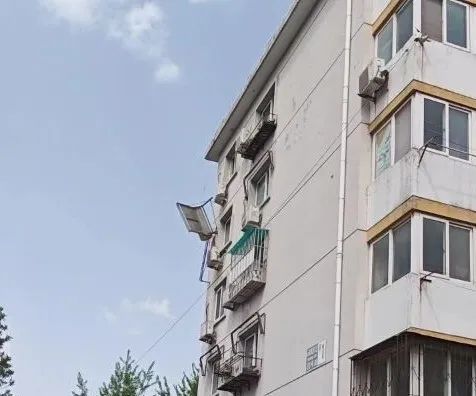北京狂风中一家住户热水器掉落！北京消防紧急处置！